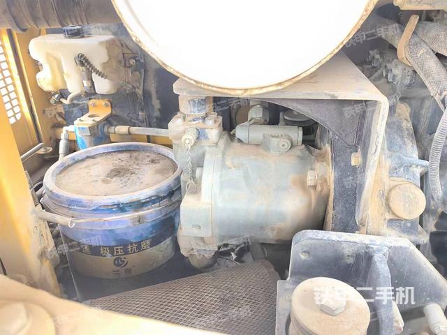 液壓泵艙室正面整體(整機外觀) 液壓泵艙室正面整體(整機外觀)