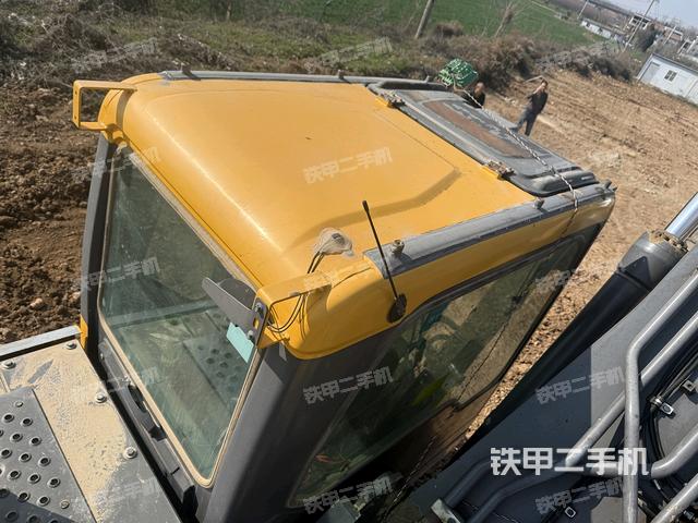 駕駛室頂部（整機外觀）