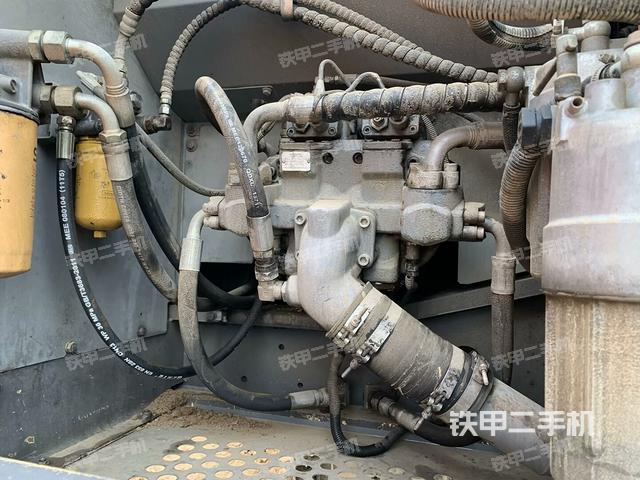 液壓泵艙室正面整體(整機外觀) 液壓泵艙室正面整體(整機外觀)