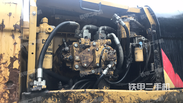 液压泵舱室正面整体（整机外观）