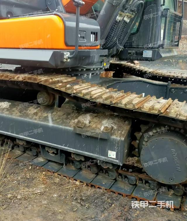 單側(cè)履帶整體（整機(jī)外觀）