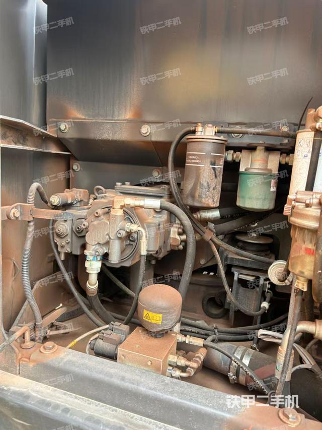 液压泵舱室正面整体（整机外观）