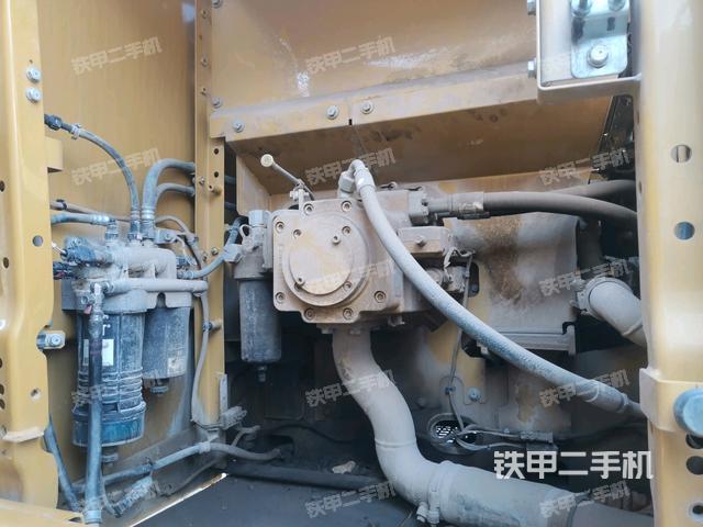液壓泵艙室正面整體(整機外觀) 液壓泵艙室正面整體(整機外觀)