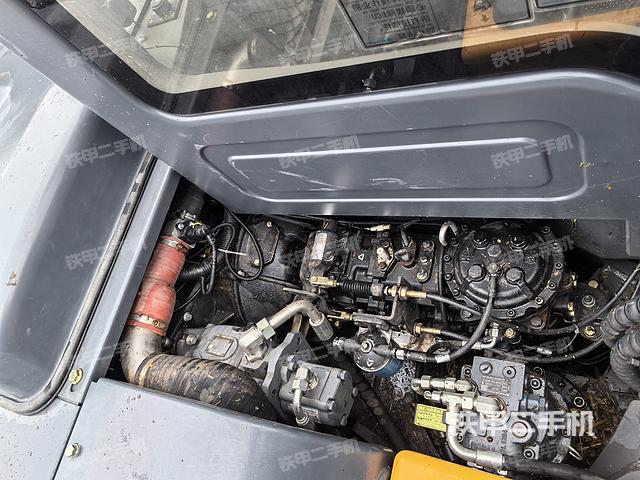 液压泵舱室正面整体（整机外观）