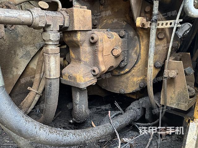 液压泵舱室正面整体（整机外观）