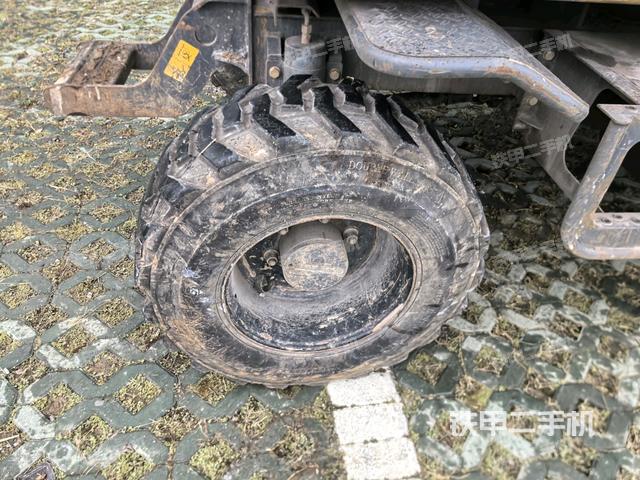 右驅(qū)動輪（行走機(jī)構(gòu)）