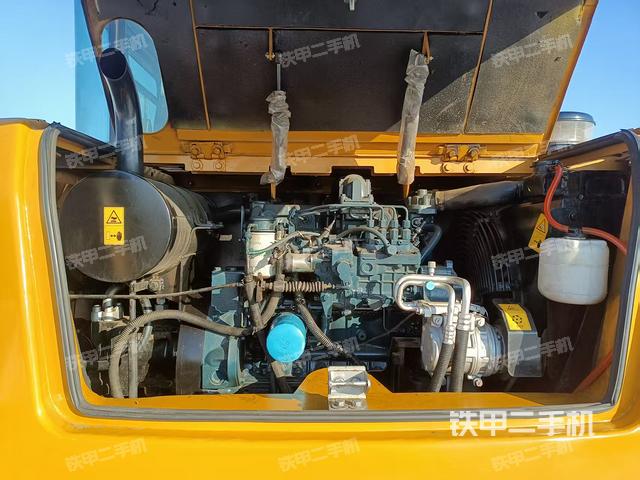 液壓泵艙室正面整體(整機外觀) 液壓泵艙室正面整體(整機外觀)