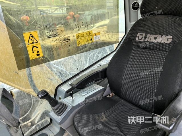 行走控制手柄和踏板?俯拍（駕駛室部分）