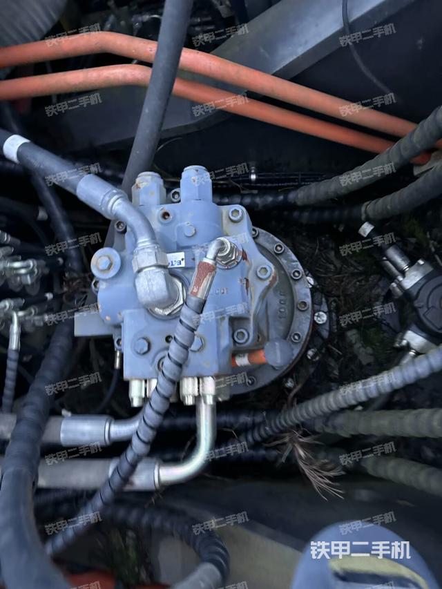 回转马达和主控阀（整机外观）