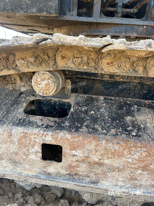 單側(cè)履帶整體(整機(jī)外觀) 單側(cè)履帶整體(整機(jī)外觀)