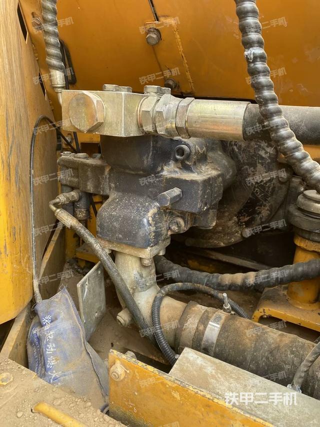 液壓泵艙室正面整體(整機(jī)外觀) 液壓泵艙室正面整體(整機(jī)外觀)