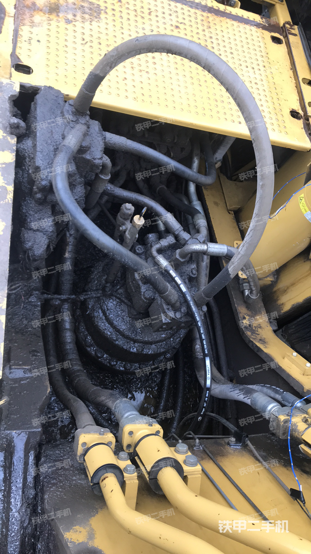 回转马达和主控阀（整机外观）