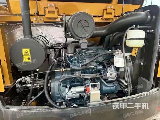 液壓泵艙室正面整體(整機(jī)外觀) 液壓泵艙室正面整體(整機(jī)外觀)