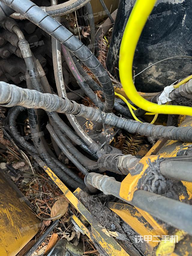 回转马达和主控阀（整机外观）