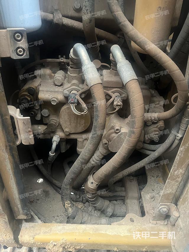 液壓泵艙室正面整體(整機(jī)外觀) 液壓泵艙室正面整體(整機(jī)外觀)