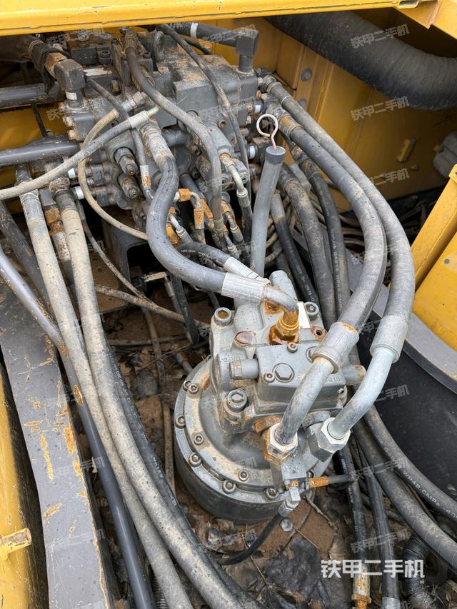 回轉(zhuǎn)馬達(dá)和主控閥（整機(jī)外觀）