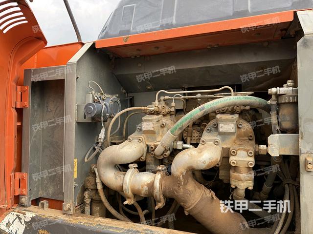 液壓泵艙室正面整體(整機(jī)外觀) 液壓泵艙室正面整體(整機(jī)外觀)