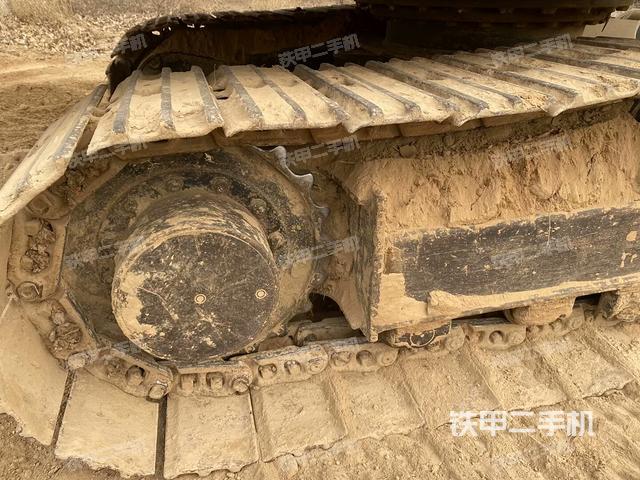 單側(cè)履帶整體(整機(jī)外觀) 單側(cè)履帶整體(整機(jī)外觀)