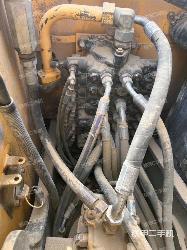 回轉(zhuǎn)馬達(dá)和主控閥（整機(jī)外觀）