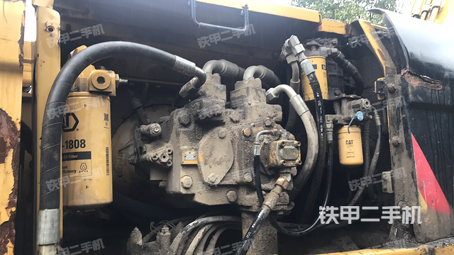 液压泵舱室正面整体（整机外观）