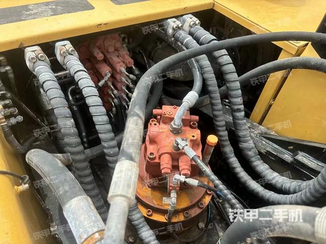 回转马达和主控阀（整机外观）