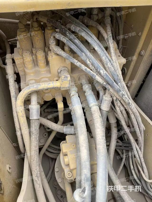 回轉(zhuǎn)馬達(dá)和主控閥（整機(jī)外觀）