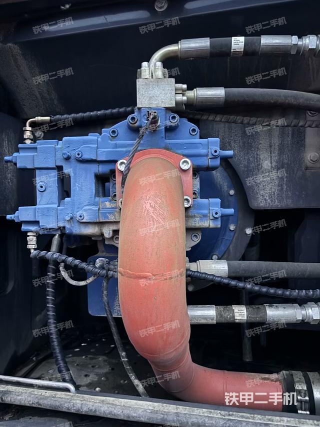 液压泵舱室正面整体（整机外观）