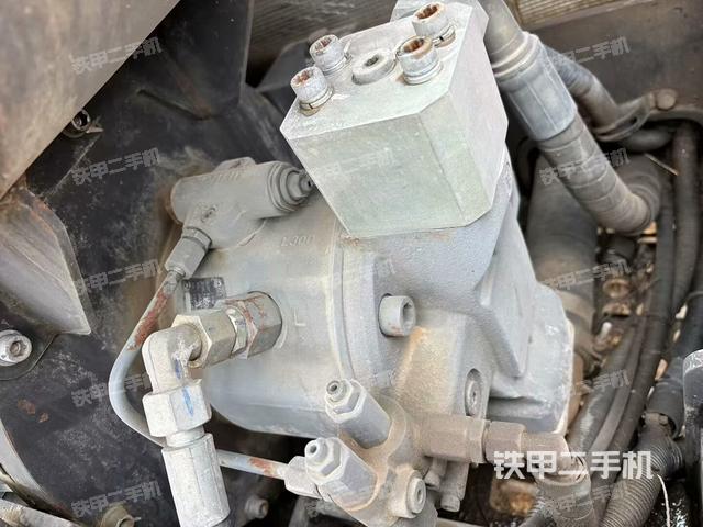 液壓泵艙室正面整體(整機(jī)外觀) 液壓泵艙室正面整體(整機(jī)外觀)