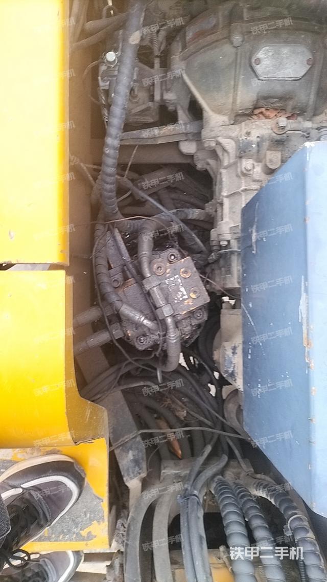 液压泵舱室正面整体（整机外观）