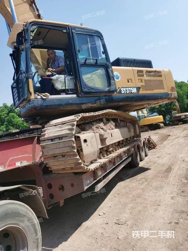 液压泵舱室正面整体（整机外观）