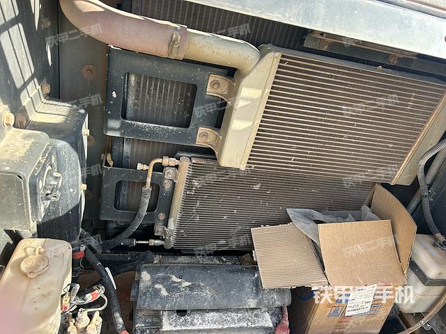 液壓泵艙室正面整體(整機(jī)外觀) 液壓泵艙室正面整體(整機(jī)外觀)