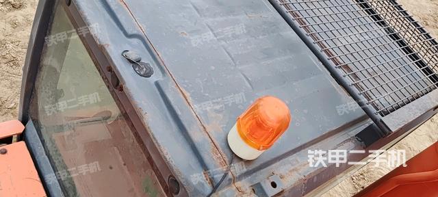 駕駛室頂部(整機(jī)外觀) 駕駛室頂部(整機(jī)外觀)