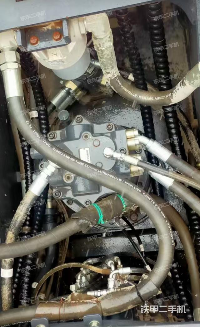 回轉(zhuǎn)馬達(dá)和主控閥（整機(jī)外觀）