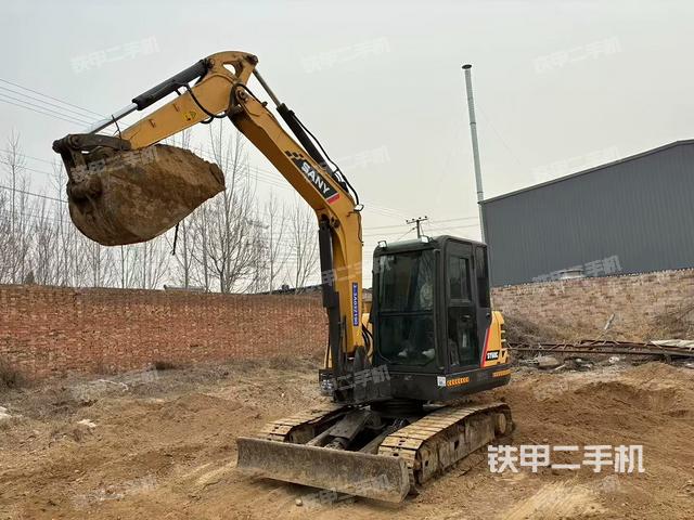 駕駛室整體(整機(jī)外觀) 駕駛室整體(整機(jī)外觀)