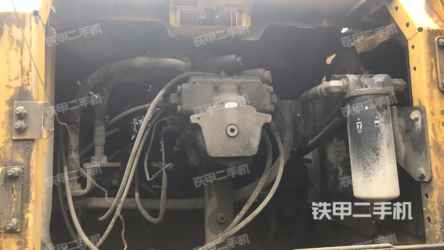 液压泵舱室正面整体（整机外观）