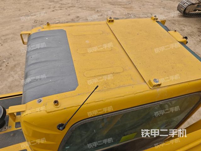 駕駛室頂部(整機(jī)外觀) 駕駛室頂部(整機(jī)外觀)