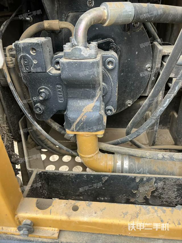 液壓泵艙室正面整體(整機外觀) 液壓泵艙室正面整體(整機外觀)