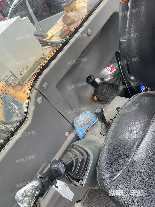 座椅右側(cè)控制臺(tái)/鑰匙門/油門/含右手柄（駕駛室部分）