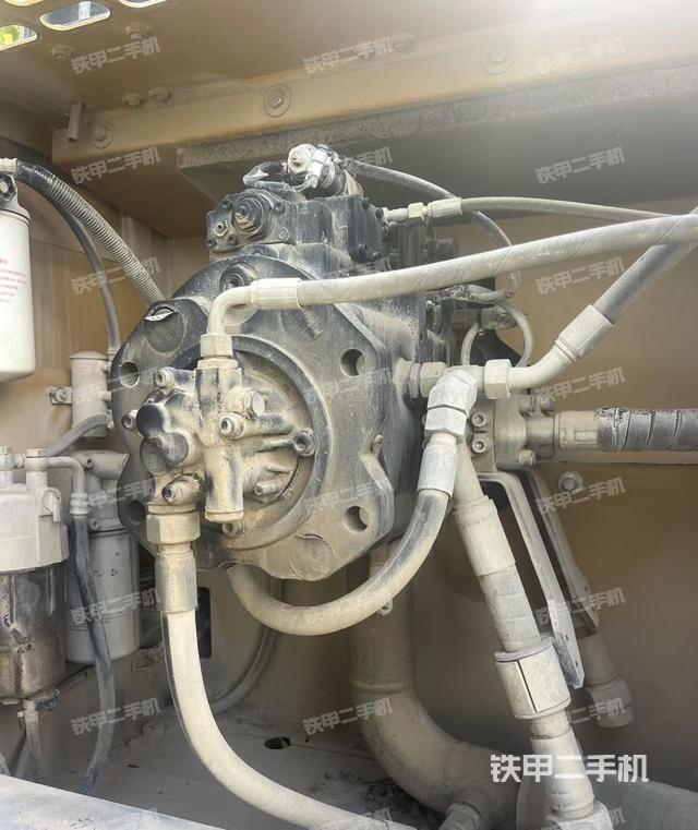 液壓泵艙室正面整體(整機(jī)外觀) 液壓泵艙室正面整體(整機(jī)外觀)
