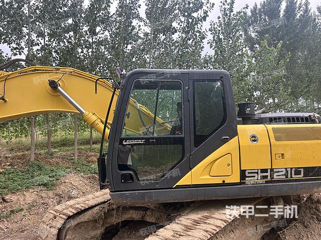 駕駛室整體(整機(jī)外觀) 駕駛室整體(整機(jī)外觀)