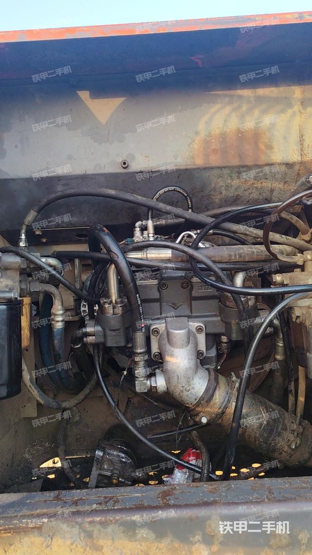 液压泵舱室正面整体（整机外观）