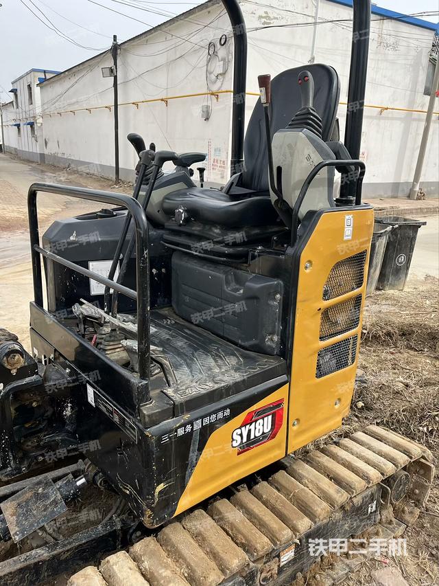 駕駛室頂部(整機(jī)外觀) 駕駛室頂部(整機(jī)外觀)