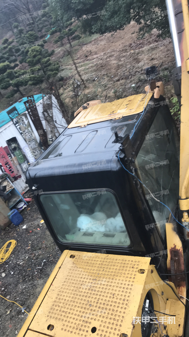 駕駛室頂部(整機(jī)外觀) 駕駛室頂部(整機(jī)外觀)