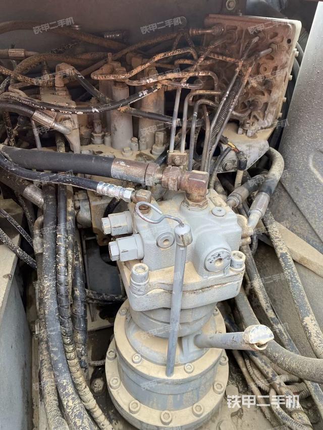 回轉(zhuǎn)馬達(dá)和主控閥（整機(jī)外觀）