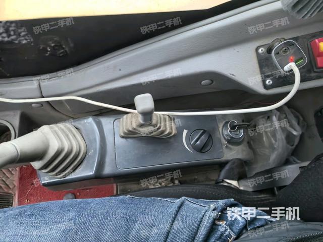 座椅右側(cè)控制臺/鑰匙門/油門/含右手柄（駕駛室部分）