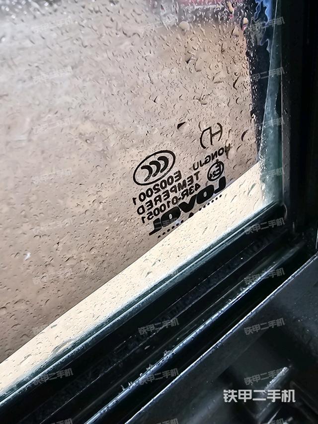 后窗玻璃角標（駕駛室部分）