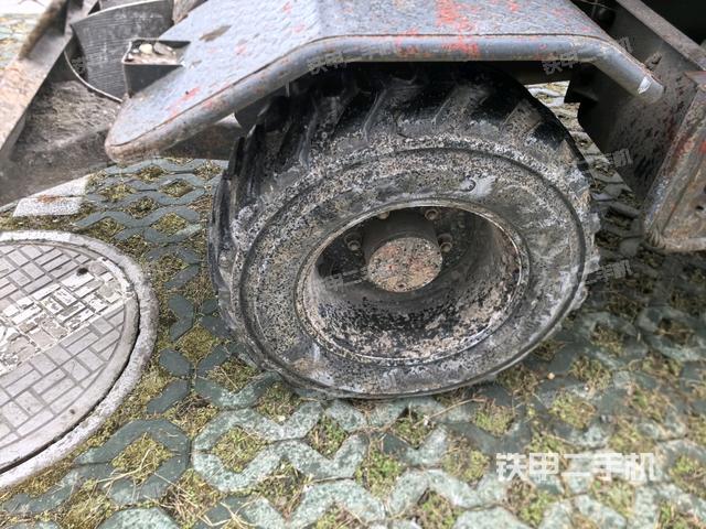 左驅(qū)動輪（行走機(jī)構(gòu)）