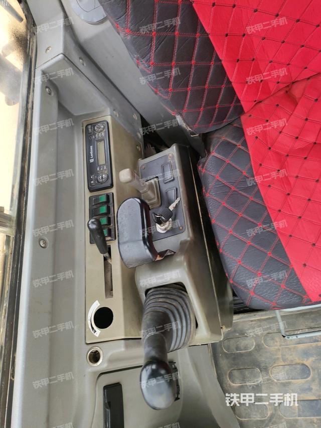 座椅右側控制臺/鑰匙門/油門/含右手柄（駕駛室部分）