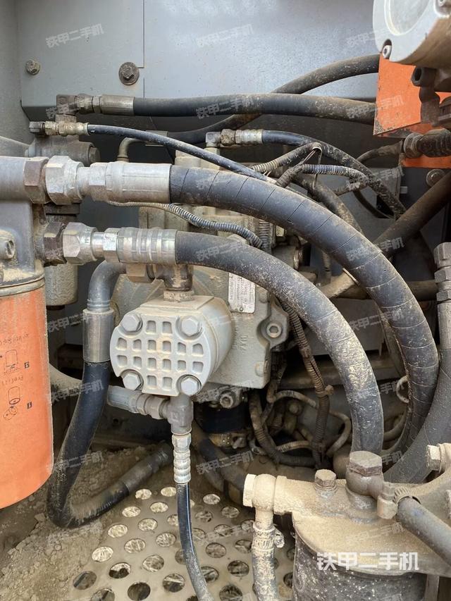 液壓泵艙室正面整體（整機(jī)外觀）