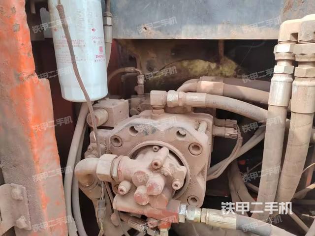 液壓泵艙室正面整體（整機外觀）